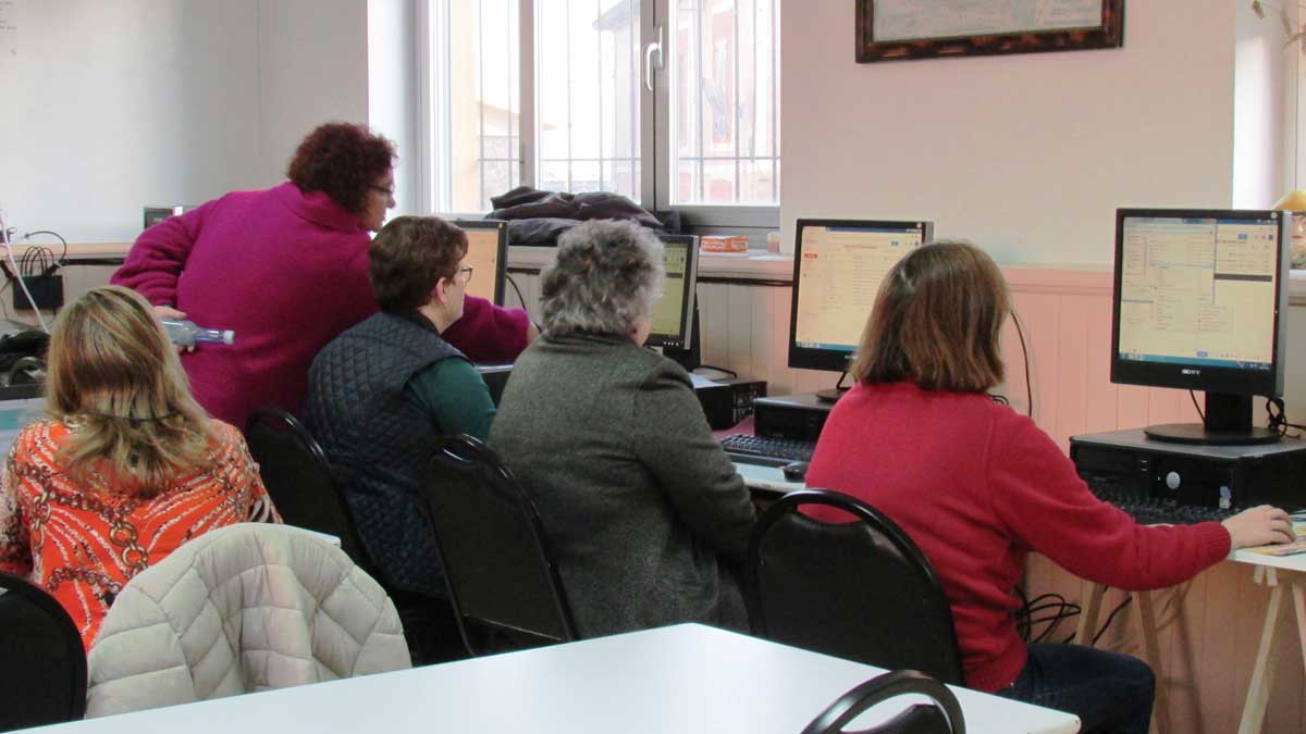 Un momento de los cursos de informática para adultos. | L.N.C.