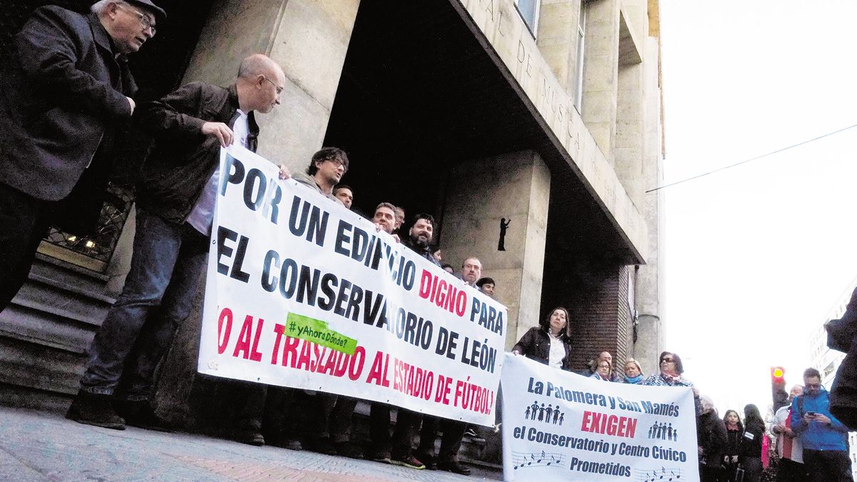 Nueva concentración en el Conservatorio, este martes. | DANIEL MARTÍN