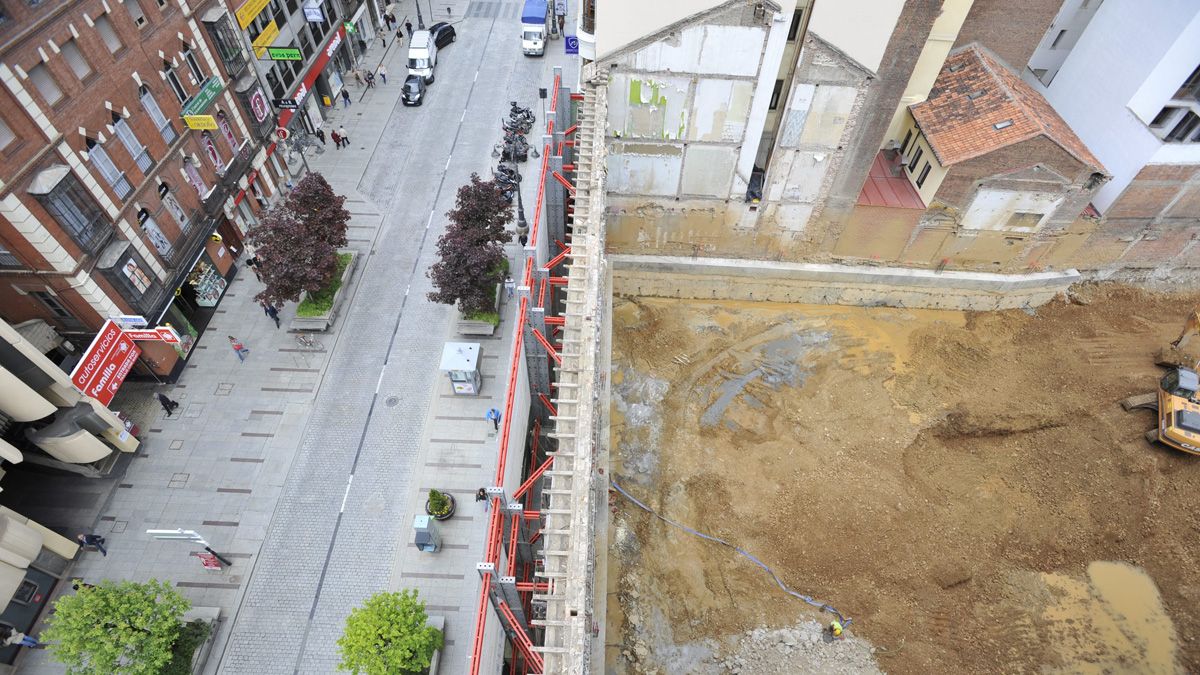 Vista general de Ordoño II con las obras del pasaje que comunicará con la calle San Agustín. | DANIEL MARTÍN Vista general de Ordoño II con las obras del pasaje que comunicará con la calle San Agustín. | DANIEL MARTÍN