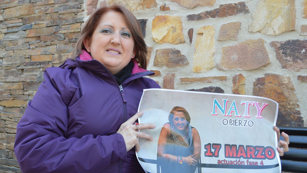 La cantante Naty Oliveira, en el barrio de San Antonio de Ponferrada | M.I. La cantante Naty Oliveira, en el barrio de San Antonio de Ponferrada | M.I.