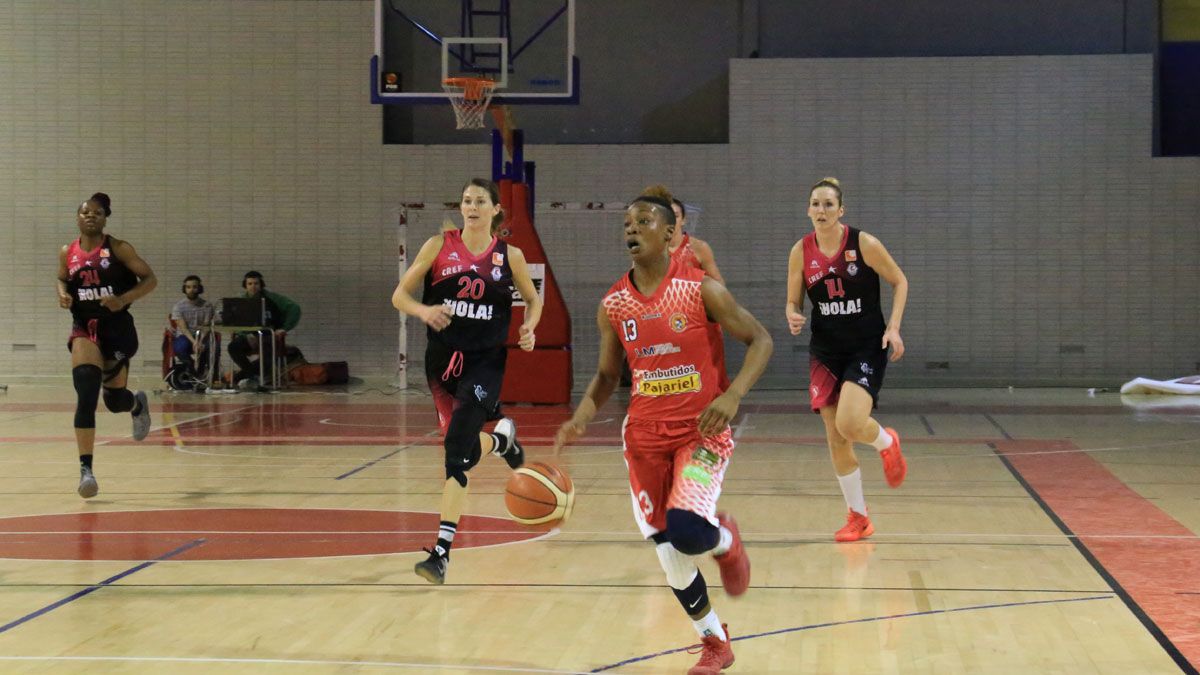Brianna Banks bota el balón en un partido de esta temporada. | CB BEMBIBRE
