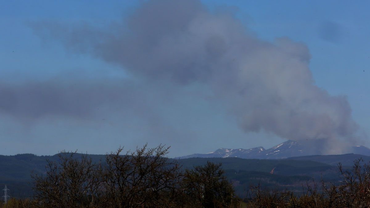 Incendio en los montes de la localidad berciana de Sorbeda del Sil, perteneciente al municipio de Páramo del Sil. | CÉSAR SÁNCHEZ (ICAL)