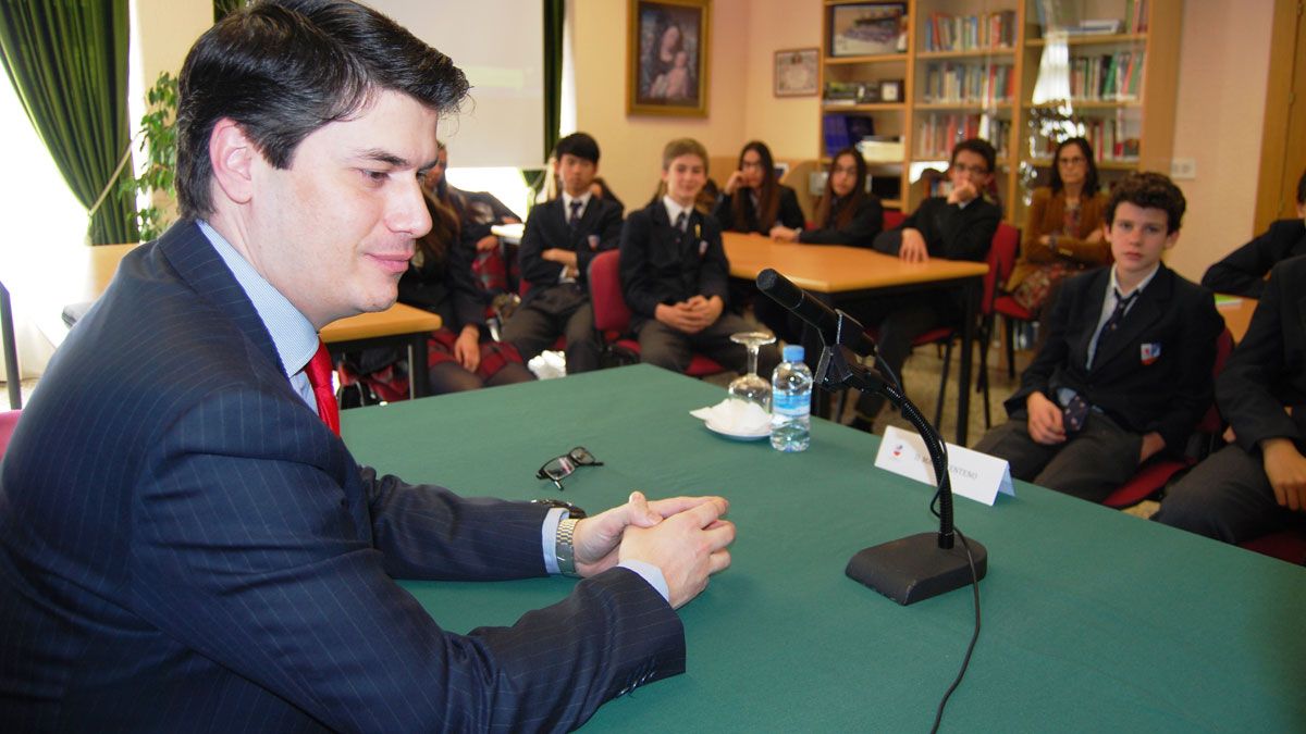 Mario Centeno durante su exposición en el Colegio Internacional Peñacorada.