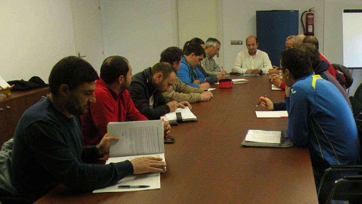 Un momento de la reunión celebrada este martes en La Pola. | ESTEFANÍA NIÑO