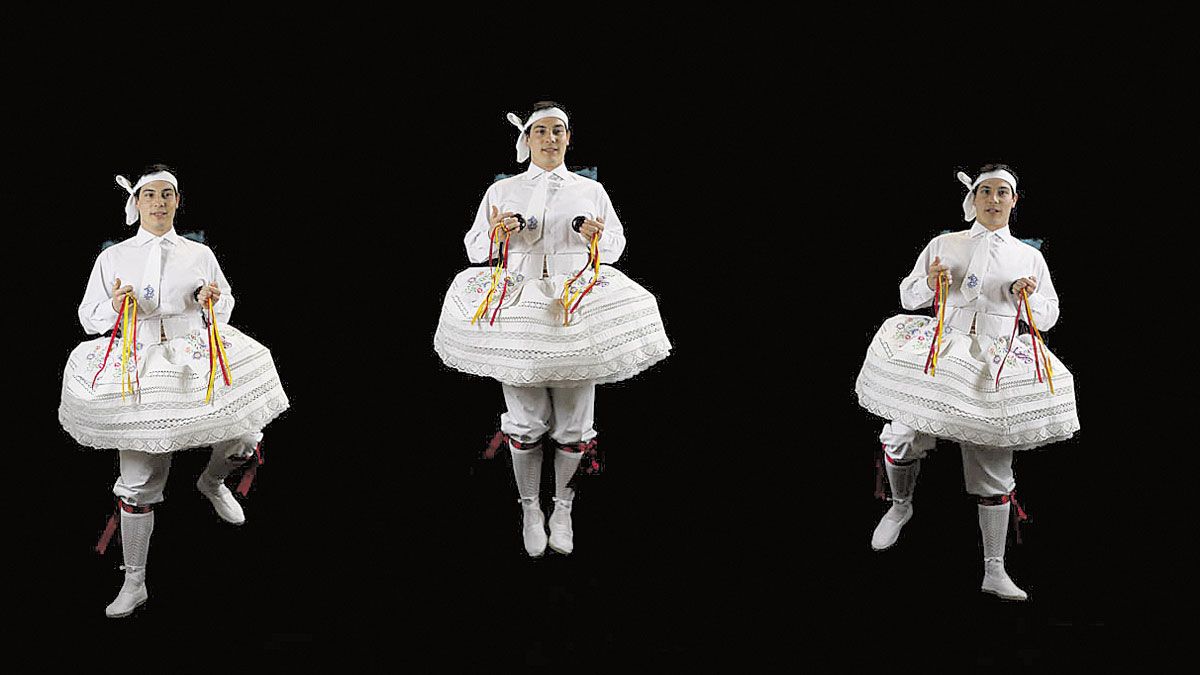 Un danzante del grupo que conserva la ancestral danza en Pobladura de Pelayo García en una de las fotos de la sesión de Enfocarte. | ASOCIACIÓN ENFOCARTE Un danzante del grupo que conserva la ancestral danza en Pobladura de Pelayo García en una de las fotos de la sesión de Enfocarte. | ASOCIACIÓN ENFOCARTE