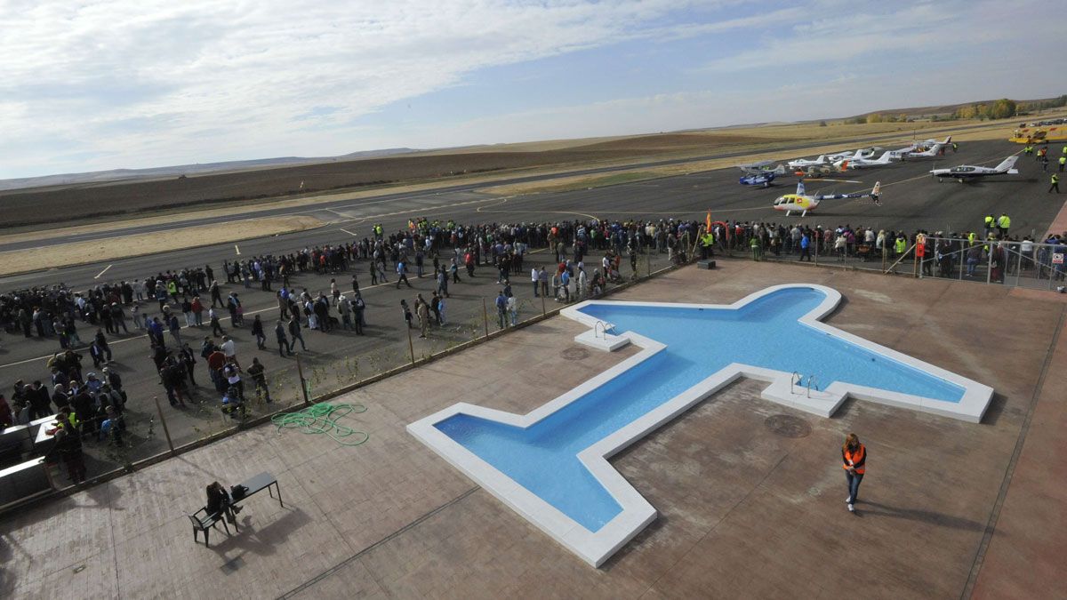 Aspecto que presentaba el aeródromo de Los Oteros durante su inauguración. | DANIEL MARTÍN Aspecto que presentaba el aeródromo de Los Oteros durante su inauguración. | DANIEL MARTÍN