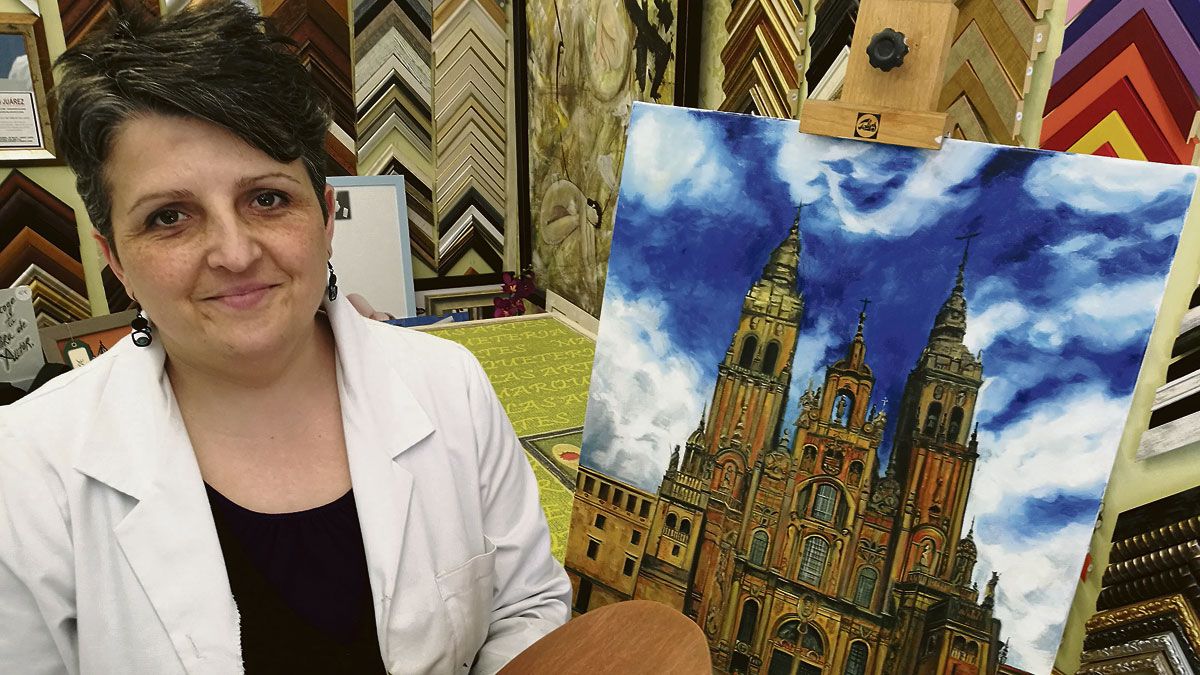 La artista leonesa Susana Valdés Juárez en la tienda-estudio situada en el barrio de San Mamés.