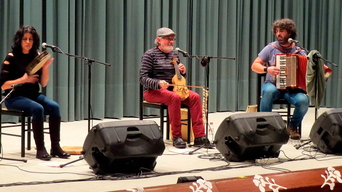 Aurora Pazos, Mario González y Pepe Sabugo son los componentes del grupo de música tradicional Piértigu. | L.N.C.