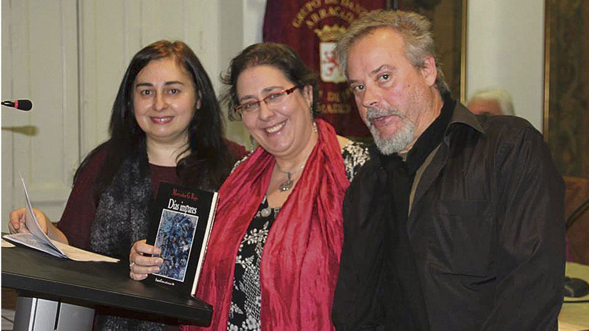 La comisaria de la exposición Isabel Bettina Caparrós, la autora Mercedes G. Rojo y el editor Xavier de Tusalle.