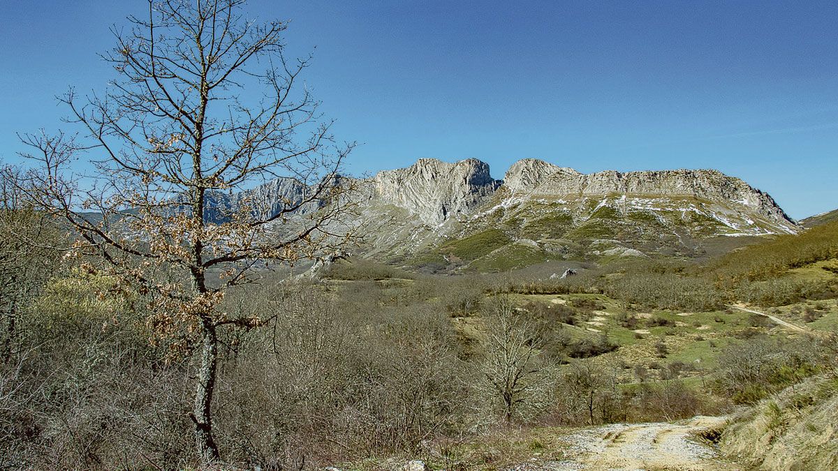 La Peña Forcada desde el camino. | VICENTE GARCÍA