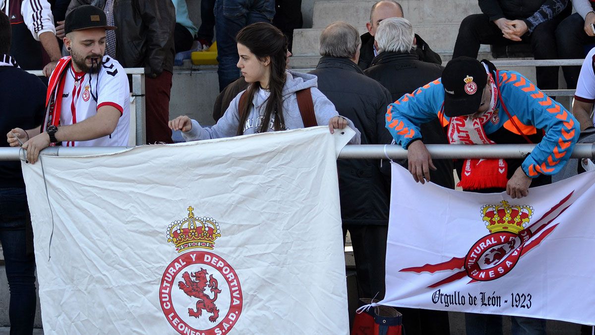 Aficionados leoneses colocan sus banderas en la visita a Mieres. | CAROLINA FELIPE