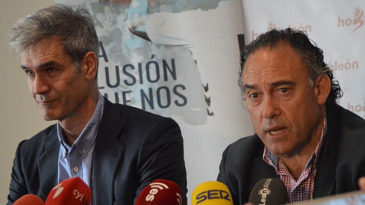 Antonio Martín, junto a Llamazares durante la comparecencia.