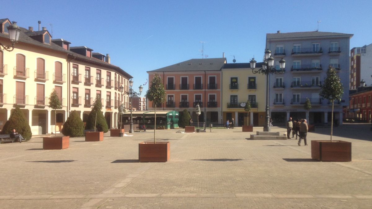 Las jardineras se han colocado estos días en la plaza del Ayuntamiento. | L.N.C.