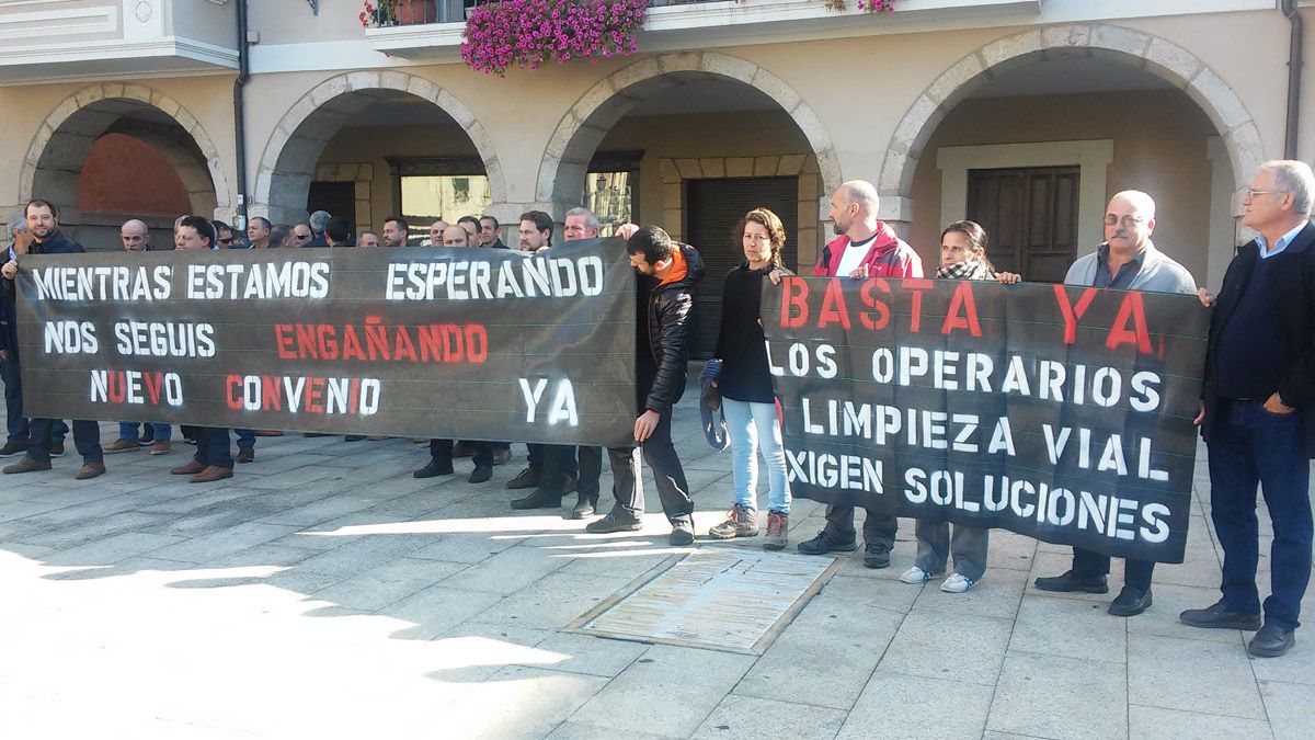 Los trabajadores se han manifestado varias veces durante estos años pidiendo soluciones . | MAR IGLESIAS
