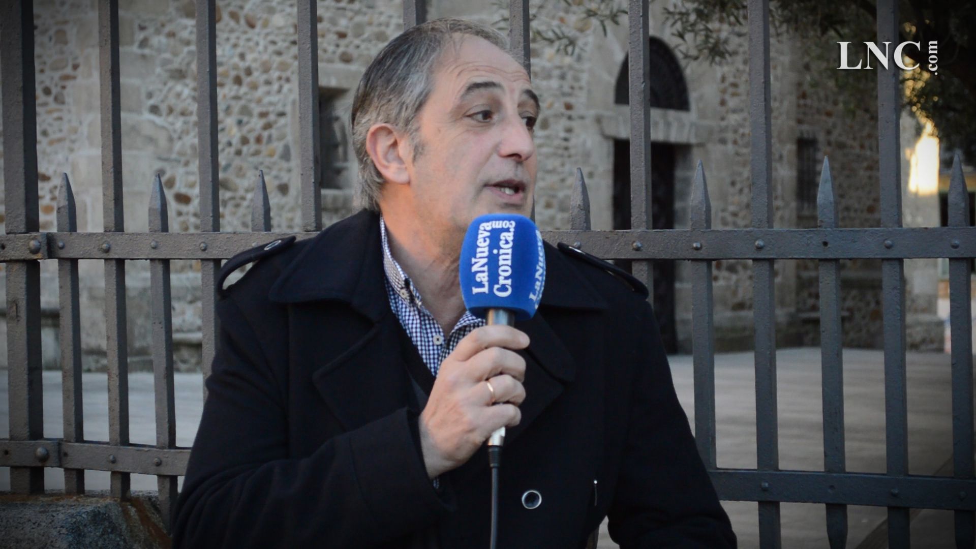 Parra con la campana con la que anuncia la Semana Santa . Parra con la campana con la que anuncia la Semana Santa .