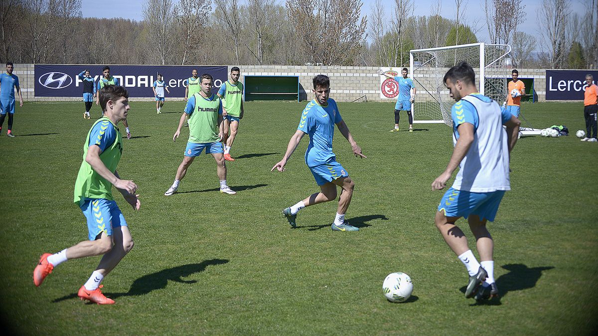 Los jugadores de la Cultural, durante el último entrenamiento de la semana, este sábado en Puente Castro. | MAURICIO PEÑA