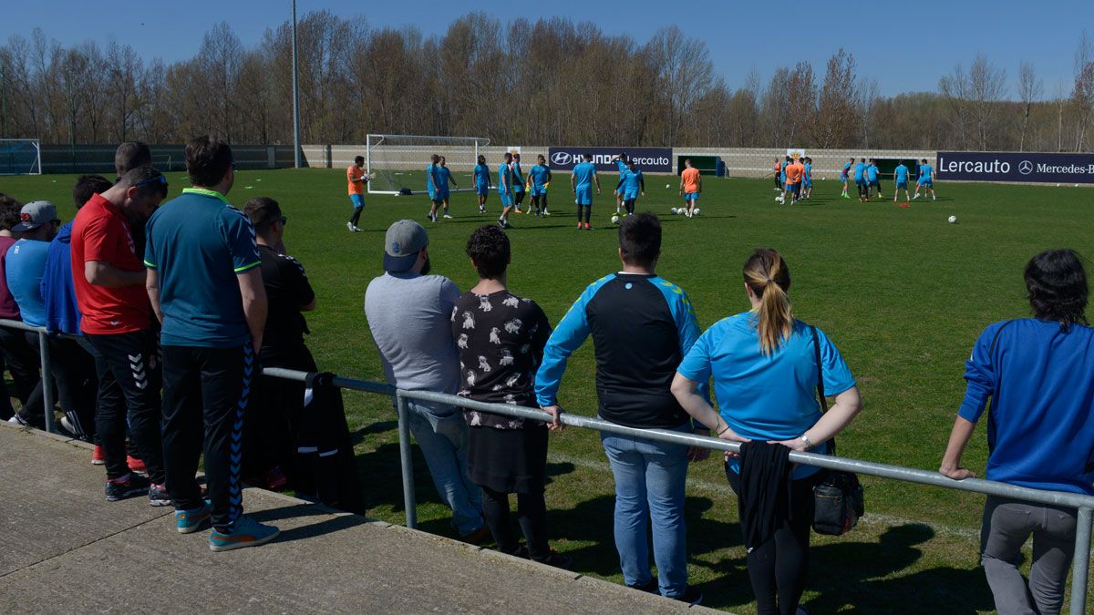 La afición de la Cultural, en Puente Castro en el entrenamiento de este sábado. | MAURICIO PEÑA