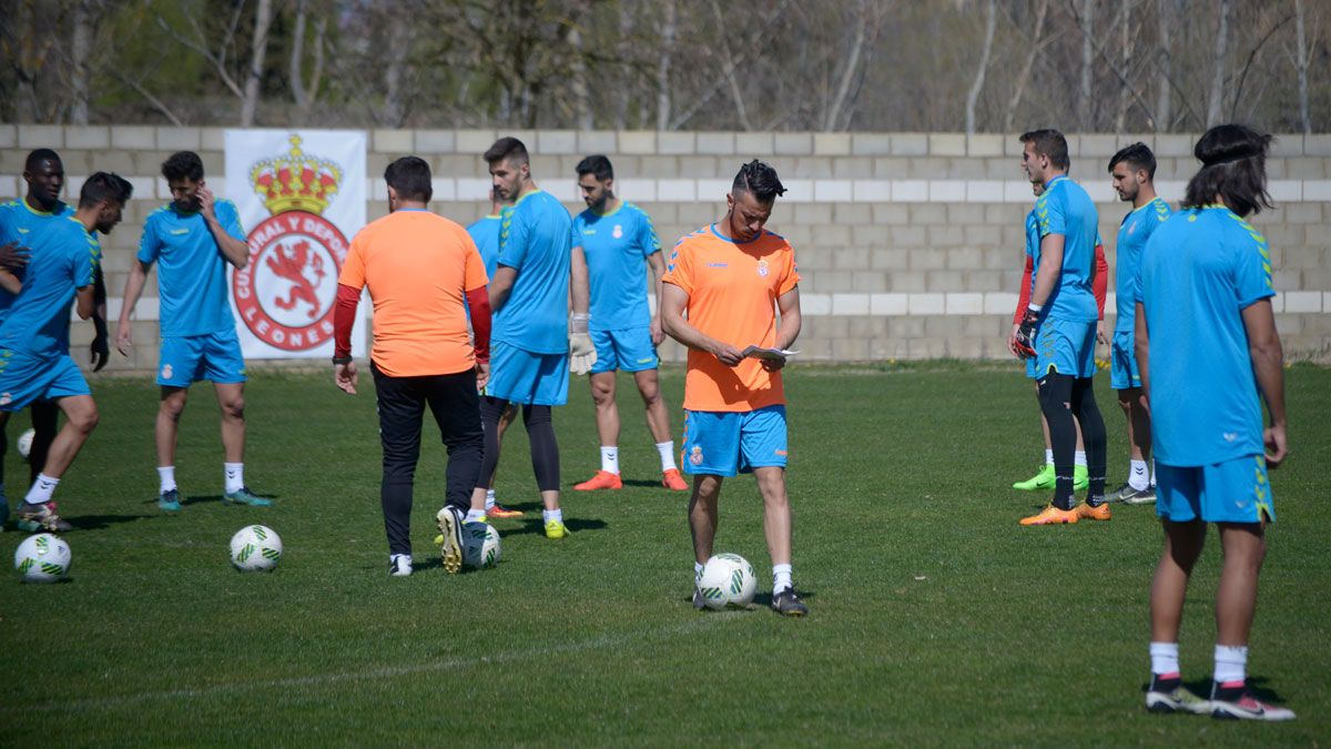 De la Barrera y la plantilla culturalista, durante el último entreno antes del partido ante el Racing. | MAURICIO PEÑA De la Barrera y la plantilla culturalista, durante el último entreno antes del partido ante el Racing. | MAURICIO PEÑA