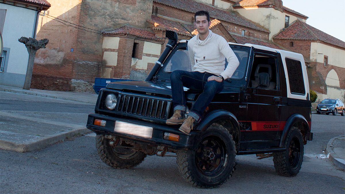 Alex junto a la iglesia de Villademor, su pueblo. | T. GIGANTO Alex junto a la iglesia de Villademor, su pueblo. | T. GIGANTO