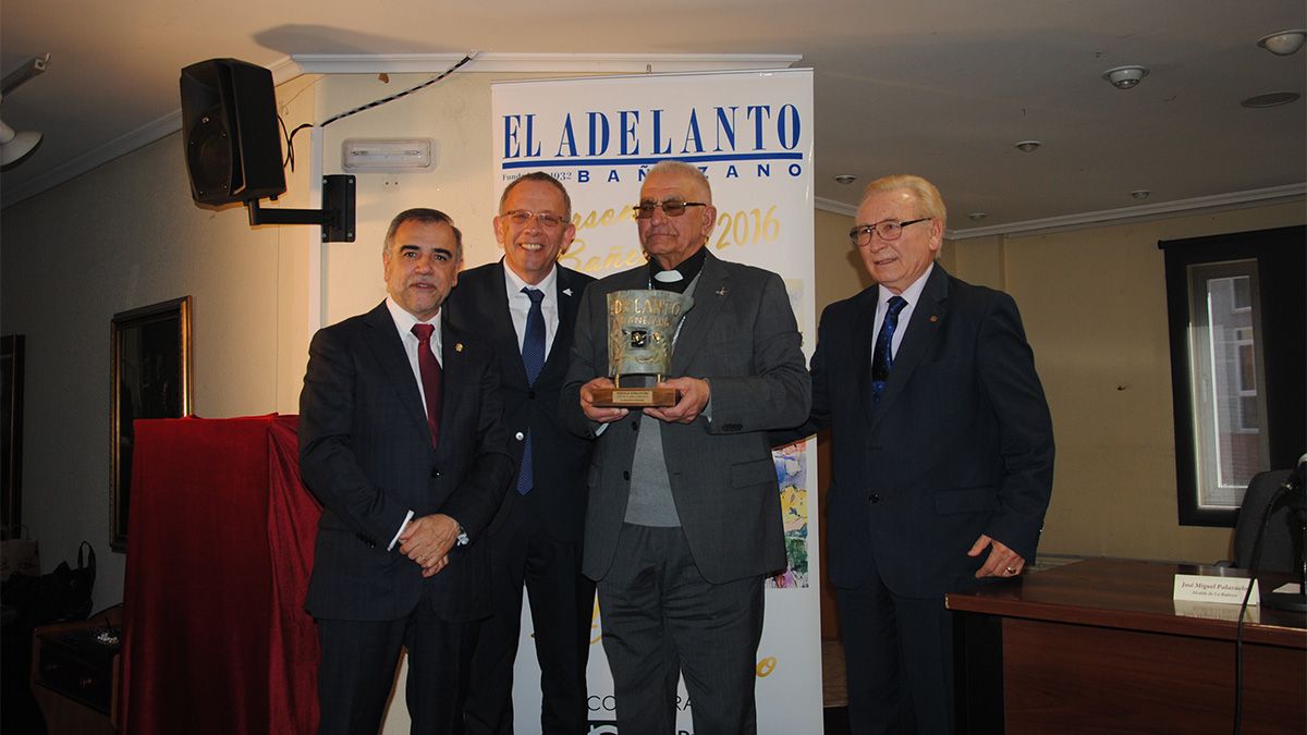 El Personaje Bañezano del Año, Arturo Cabo, con la Alubia de Oro. | ABAJO
