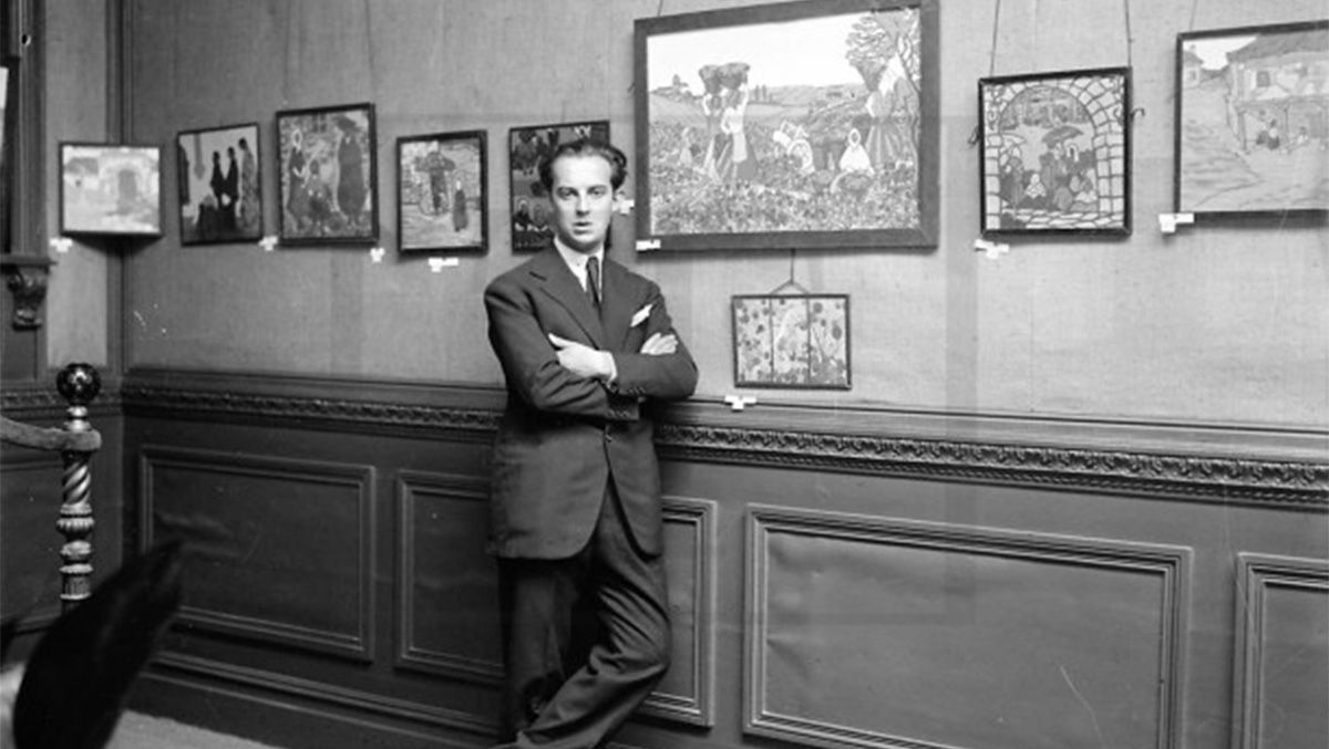 Año 1927, Modesto Cadenas ente los cuadros de una exposición en Lisboa, Portugal, uno de los países que visitaba con frecuencia e influyó en su obra. | ICAL