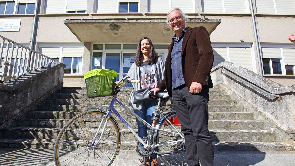 La técnico de la Fundación Vicente Ferrer en Castilla y León, Nuria Burgos, junto al profesor de geografía en el IES Bergidum Flavium de Cacabelos (León), Federico Méndez. | CÉSAR SÁNCHEZ (ICAL)