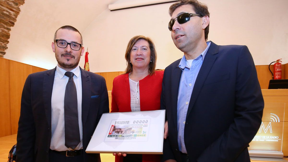 La concejala de Cultura, María Antonia Gancedo, junto a responsables de la Once y el diseño del cupón.. | C.S. (Ical)