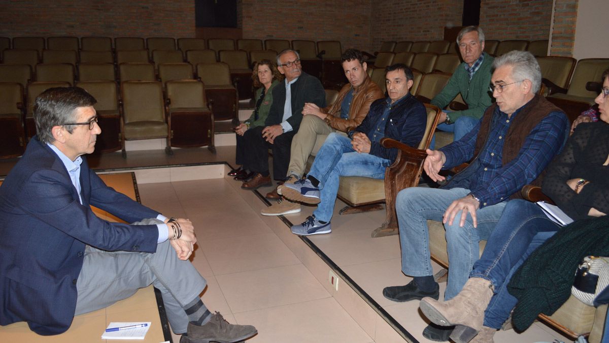 López reunido con los alcaldes de las cuencas mineras en Toreno. | MAR IGLESIAS