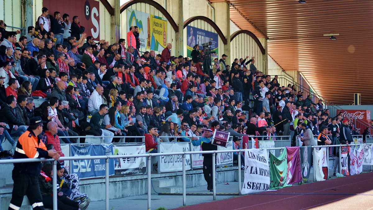 Imagen de la afición culturalista desplazada a Mieres. | CAROLINA FELIPE