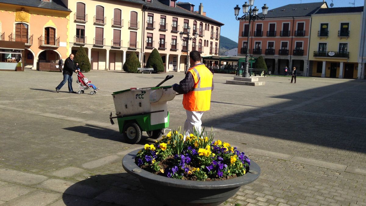 Uno de los operarios de la limpieza efectuando labores en la plaza del Ayuntamiento. | M.I.