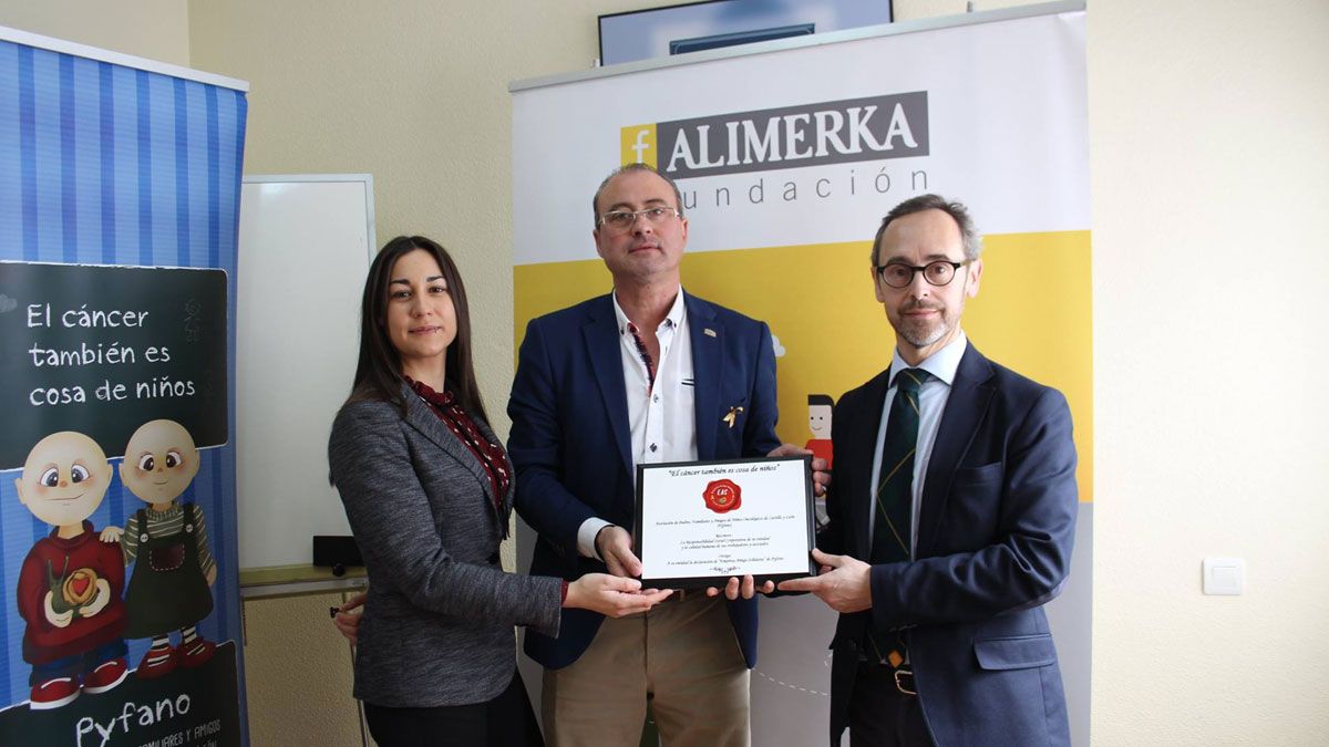 Un momento de la firma del convenio entre la Fundación Alimerka y Pyfano. | L.N.C. Un momento de la firma del convenio entre la Fundación Alimerka y Pyfano. | L.N.C.