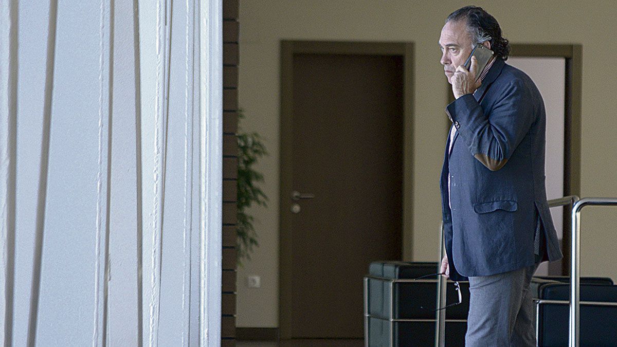 Felipe Llamazares conversa por teléfono. | MAURICIO PEÑA