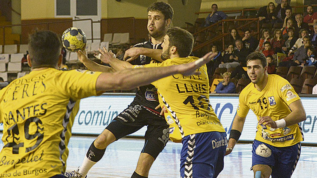 Rodrigo Pérez, durante el choque ante el Aranda. | MAURICIO PEÑA Rodrigo Pérez, durante el choque ante el Aranda. | MAURICIO PEÑA