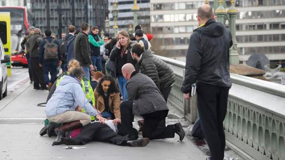 Varias personas han resultado heridas tras un ataque junto al Parlamento británico (Londres). | ABC