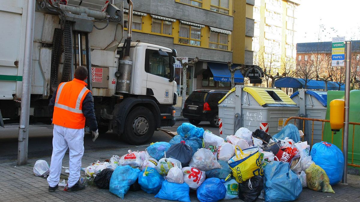 Imagen de archivo de trabajos de recogida de basuras en Ponferrada. | Ical
