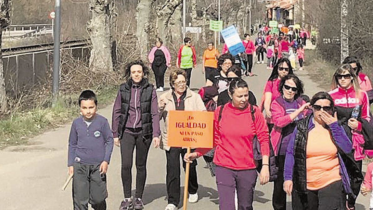 En la imagen, un momento de la II Marcha de la Mujer. | AYTO. LA ROBLA