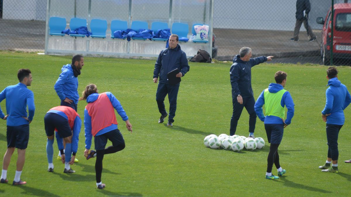 Miguel Ángel Tomé dirigió este miércoles su primer entrenamiento como técnico de la Ponferradina. | A. CARDENAL