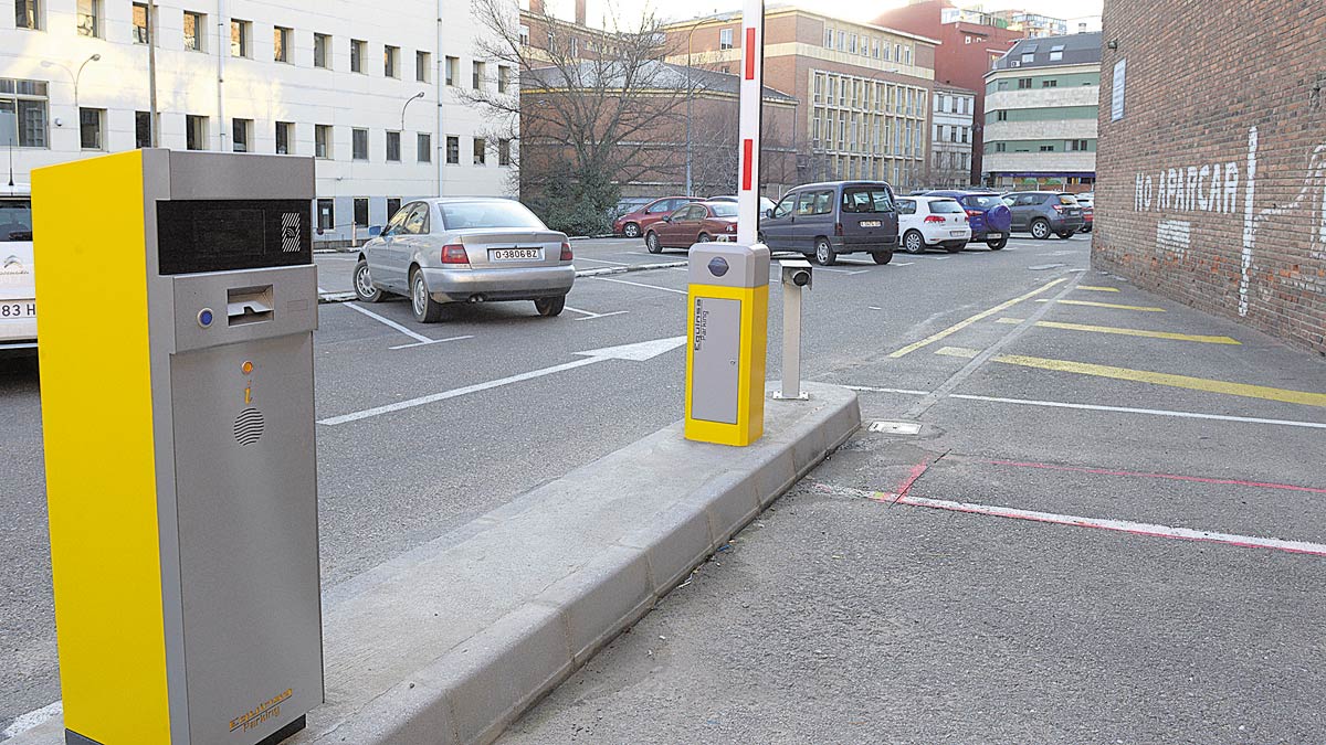 El nuevo sistema de control del acceso al parking de Santa Nonia no ha llegado a estrenarse. | MAURICIO PEÑA