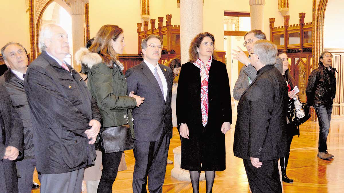 Un momento de la visita de la consejera al Palacio Episcopal. | P.F. Un momento de la visita de la consejera al Palacio Episcopal. | P.F.