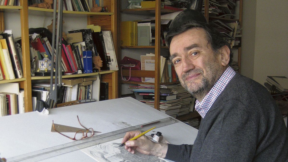 El dibujante, ilustrador, infógrafo y redactor gráfico, Pedro Sainz Guerra, en su estudio de Valladolid.