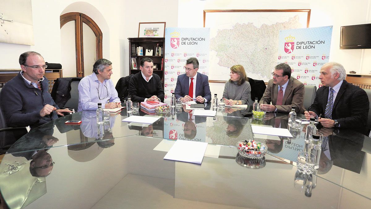 Representantes de la Diputación, Azucarera y la plantilla con el presidente Juan Martínez Majo y la ejecutiva de la firma Isabel Vasserot en el centro.