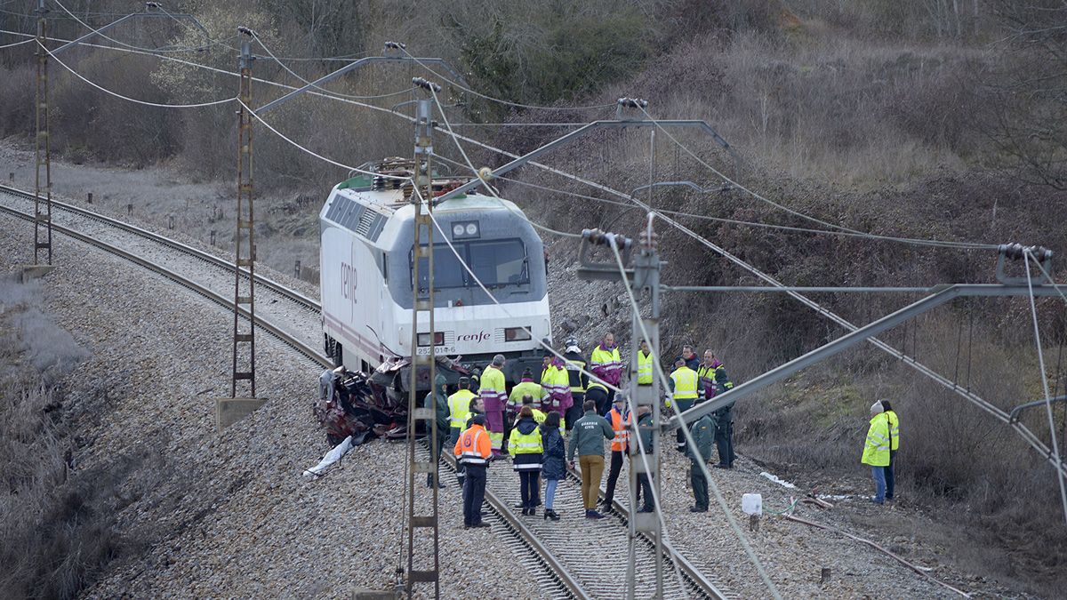 El vehículo quedó atrapado debajo del tren. | MAURICIO PEÑA