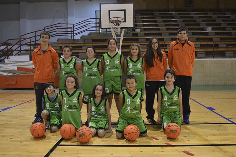 Equipo benjamín mixto de baloncesto del CD Atlético Bañezano, con Sonia, Óscar y Oliver como entrenadores.