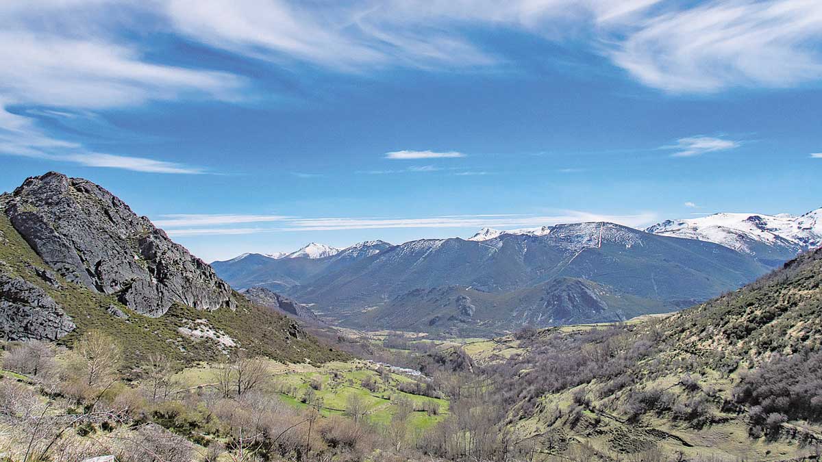 La Peña Buron sobre la Riera y al fondo la sierra de la Cañada. | VICENTE GARCÍA