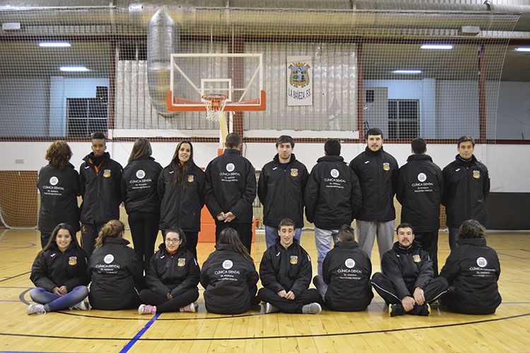 Desde su nacimiento, el Club D. Atlético Bañezano ha contado con fuertes apoyos empresariales; en la imagen, los entrenadores con su nueva chaqueta.