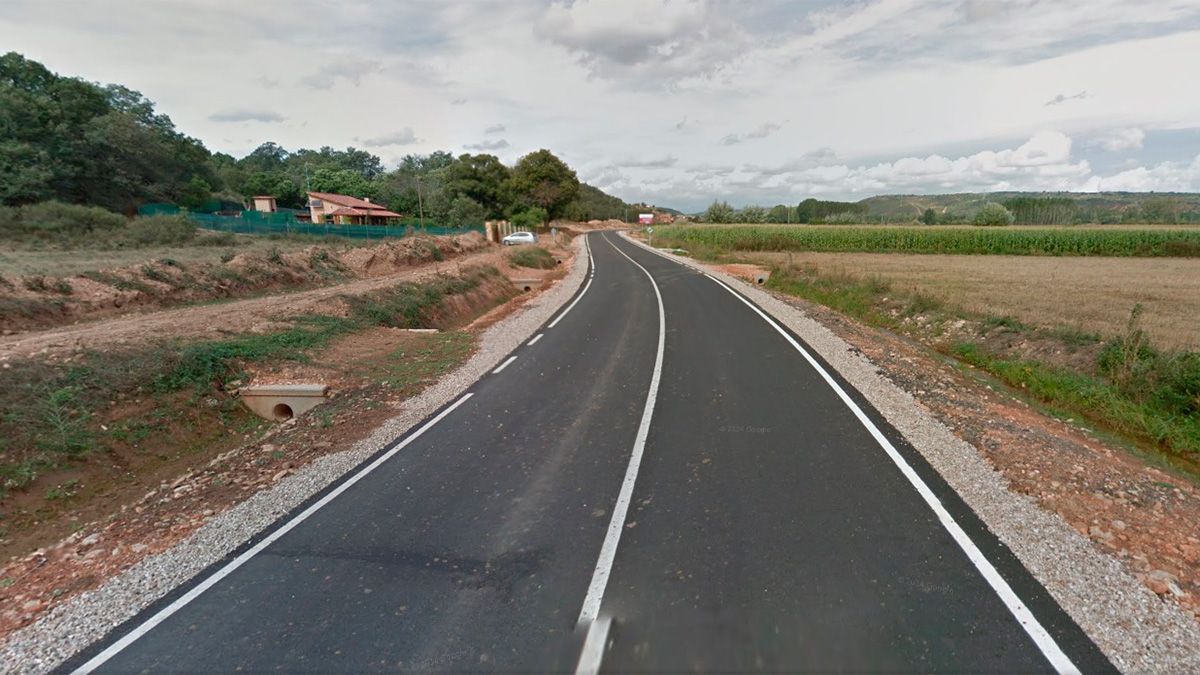 Imagen de una de las carreteras que se arreglará. La que une Carrizo con Las Omañas por Villaviciosa. | GOOGLE