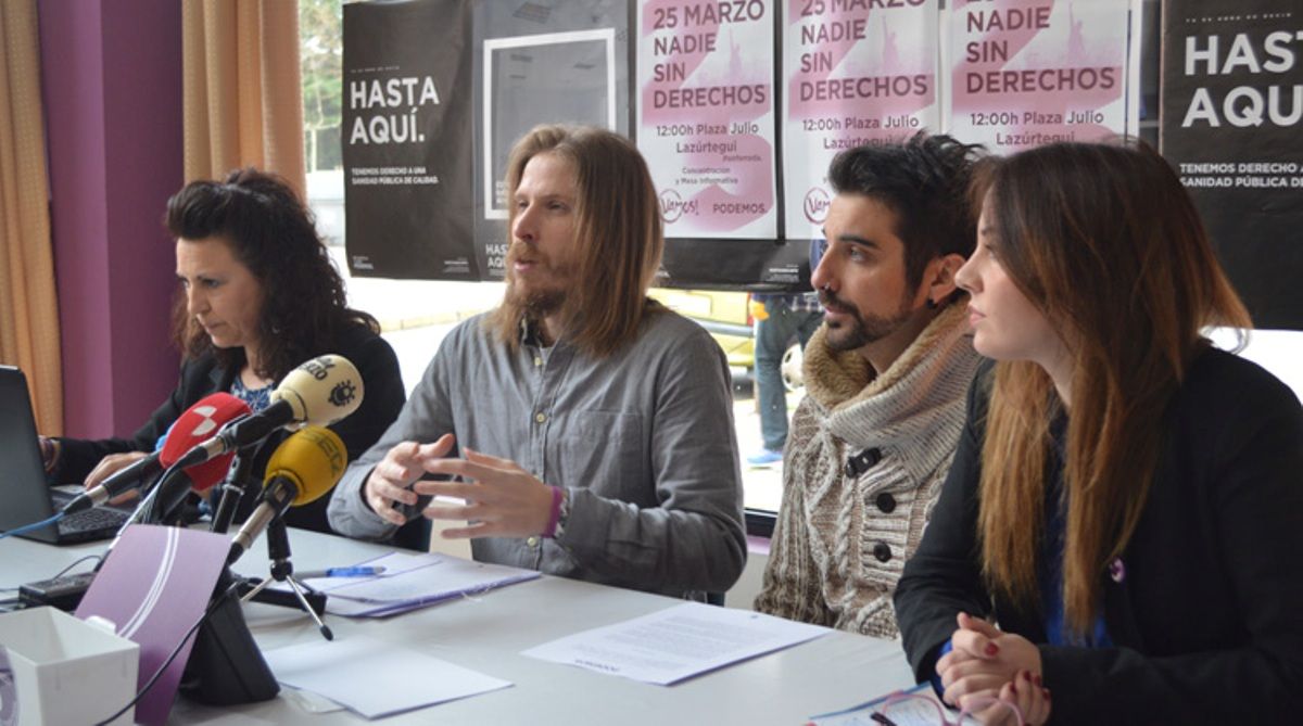 Pablo Fernández, en el centro, junto a componentes de Podemos en el Bierzo. | D.M.