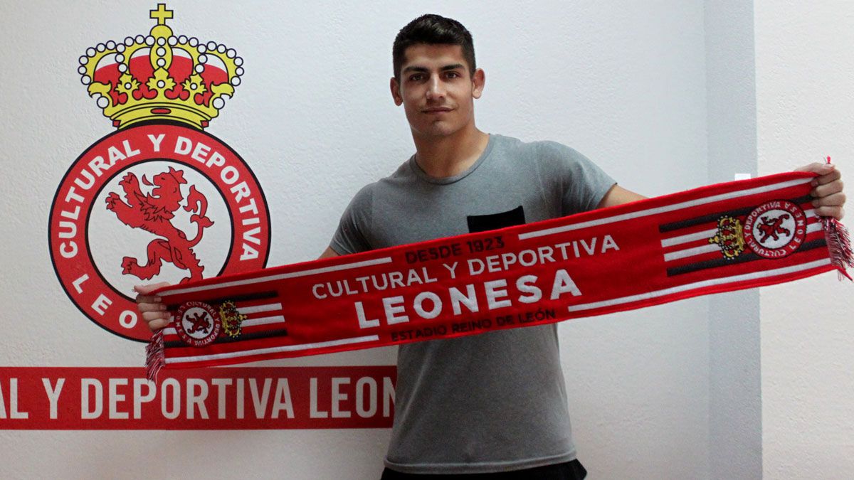 Guillermo Vallejo, durante la firma de su nuevo contrato. | L.N.C.