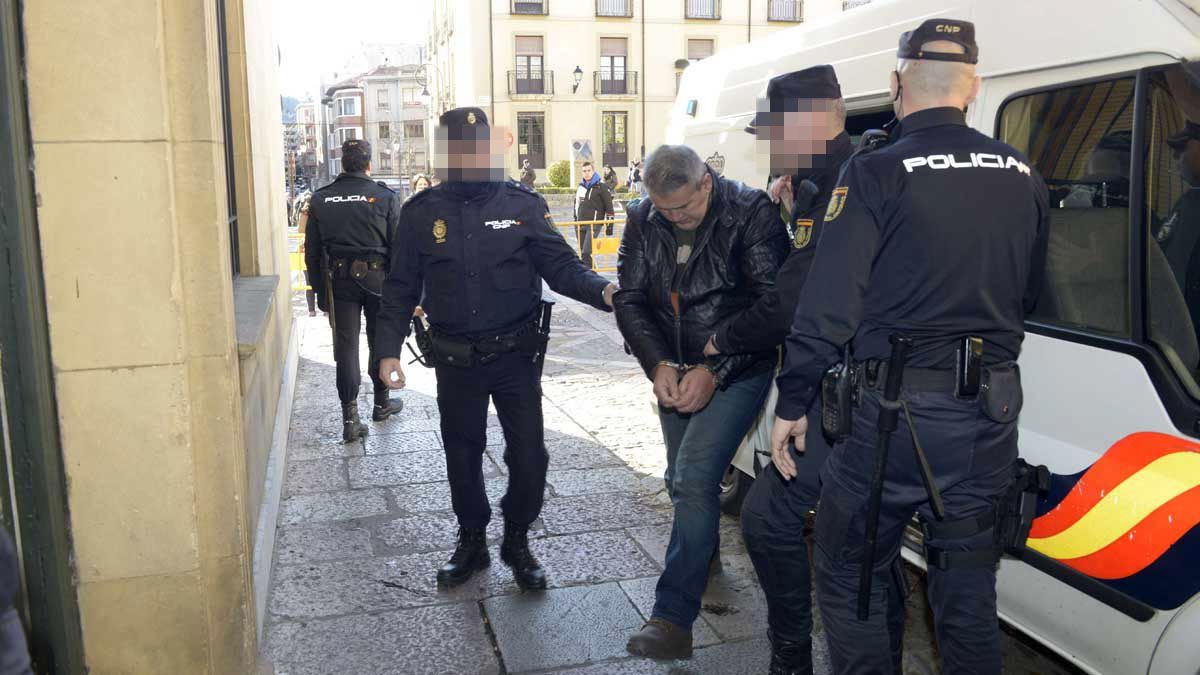 Agentes de Policía Nacional conducen al condenado por el asesinato de Roberto Larralde, José Ramón Vega. | MAURICIO PEÑA