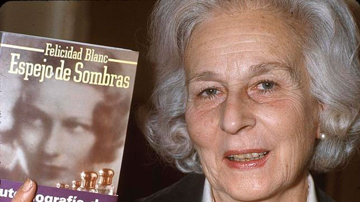 La escritora Felicidad Blanc con una de sus publicaciones, ‘Espejo de sombras’.